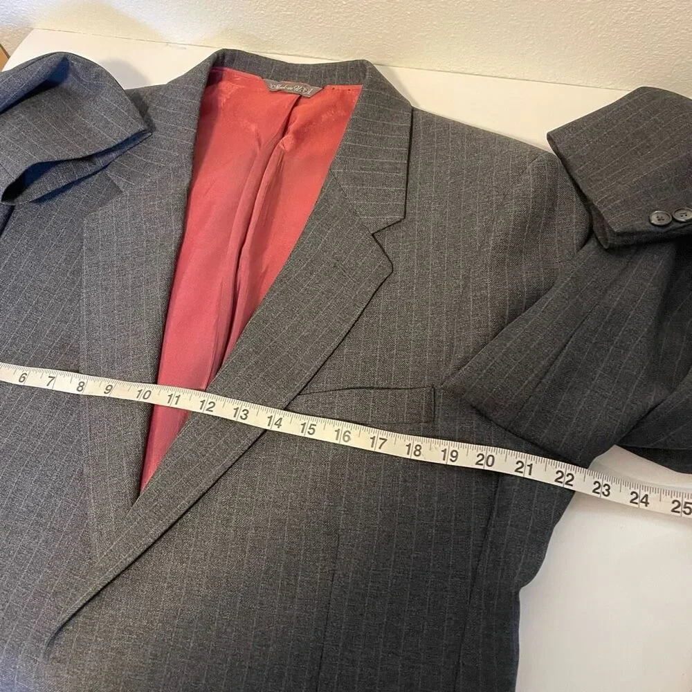 Vintage Levi’s Gray Pinstripe Blazer Size 44L‎